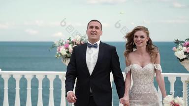 新娘新郎婚礼仪式年轻的夫妇爱客人扔花瓣玫瑰婚礼海