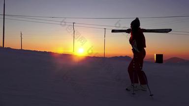 滑雪攀爬山前开始滑雪日落太阳闪亮的呃稳定摄像头股票视频
