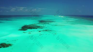 绿松石浅清晰的蓝色的水美丽的钴蓝色的天空马尔代夫