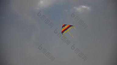 高飞行风筝高飞行风筝航行蓝色的天空软微弱的云风筝移动框架
