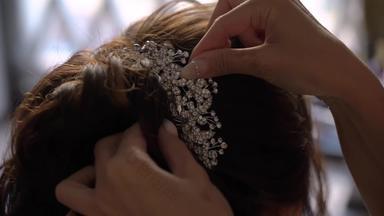 理发师新娘的头发婚礼发型年轻的女孩设计师头发样式