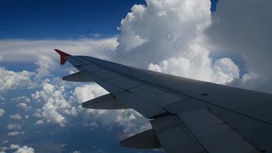 镜头飞机着陆飞行翼飞机飞行白色云蓝色的天空美丽的空中视图窗口飞机旅行时间飞机假期假期时间