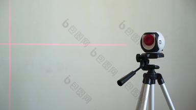 激光水平测量工具可见红色的激光梁穿越