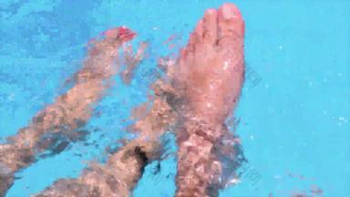 男性女脚红色的nailpolish有趣的水溅
