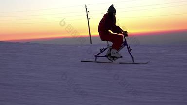 冬天雪日落有趣的年轻的女孩滑雪修改bicucle运行滑雪坡呃稳定<strong>摄像头</strong>股票视频