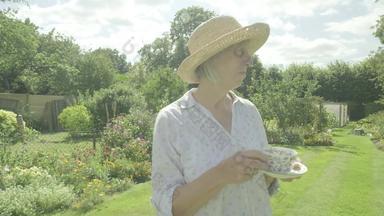 高级高加索人女人喝茶花园