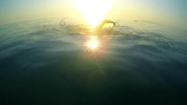 爬游泳运动员三项全能运动竞争日落游泳相机<strong>替身</strong>拍摄