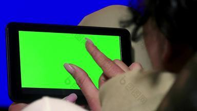 业务女人平板电脑触屏浓度关键特写镜头手指使手势触碰刷屏幕现代平板电脑呃股票视频α不光滑的包括