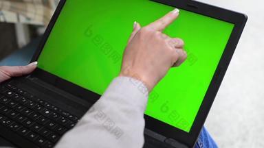 女孩手势数字平板电脑对接站移动PC绿色屏幕α不光滑的关键添加自定义内容多莉拍摄