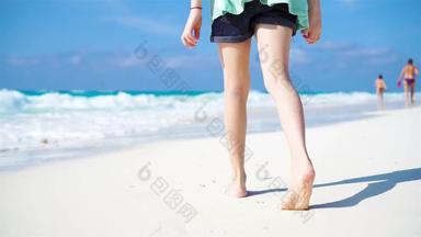 关闭孩子们脚走光着脚海滩