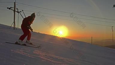 <strong>日落</strong>滑雪女人滑雪滑雪路线山山坡上呃稳定摄像头股票视频