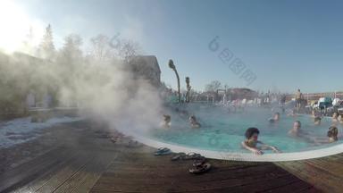 萨帕雷瓦砰保加利亚1月人有趣的热水疗中心游泳池在户外冬天冷温度雪水蒸汽蒸发