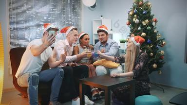 快乐的朋友<strong>圣诞老人帽子</strong>使视频调用智能手机圣诞节聚会，派对