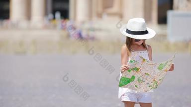 可爱的女孩旅游地图彼得的教堂广场意大利快乐他走孩子享受意大利假期假期欧洲