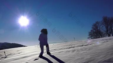 徒步旅行者女人走雪探险旅程脚脚陡峭的雪冬天娱乐活动体育运动太阳背光轮廓地平线<strong>呃</strong>股票镜头