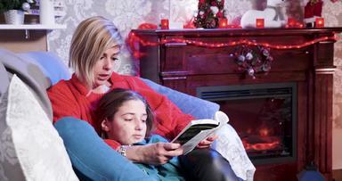 圣诞节一天年轻的母亲的阅<strong>读故事</strong>书