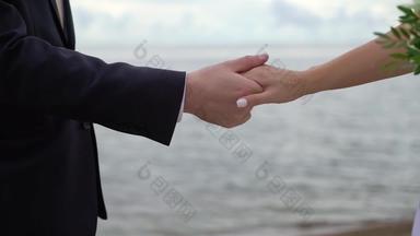 婚礼夫妇海滩新娘新郎持有手