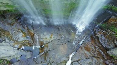 上行空中拍摄流动水瀑布长满青苔的岩石苏克图自然公园交易所火鸡瀑布创建<strong>地震</strong>
