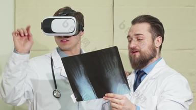男性医生穿眼镜的同事检查x射线病人
