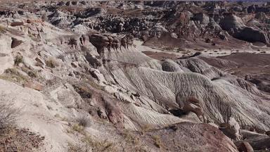 画沙漠阳光明媚的一天多样化的<strong>沉积</strong>岩石粘土洗水石化森林国家公园美国亚利桑那州