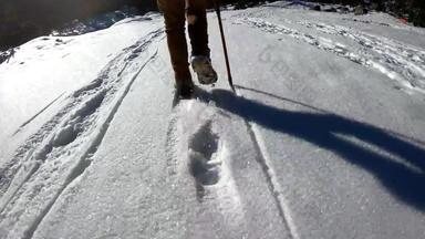 徒步旅行者走雪慢运动