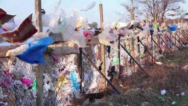 环境污染塑料袋大垃圾填埋场栅栏