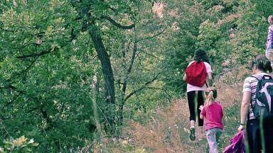 家庭妈妈。孩子们徒步旅行山小道锻炼探索野生动物马其顿家庭活动重要的增长快乐家庭古董
