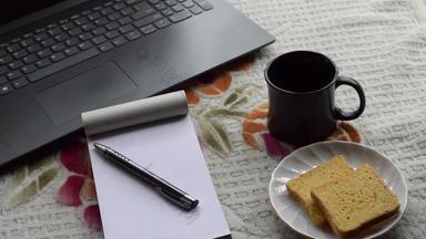 <strong>早餐</strong>咖啡早....阳光移动PC电脑黑色的颜色笔白色统治纸笔记本陶瓷杯飞碟饼干前办公室的地方工作<strong>桌子</strong>上背景生活方式图像