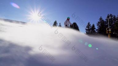 女孩滑雪滑雪山坡上瑞士<strong>阿尔卑斯山脉</strong>太阳射线耀斑可见