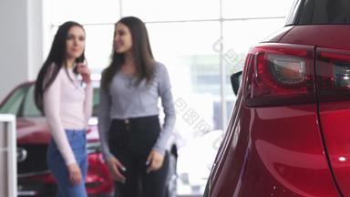 女性讨论车经销商展厅