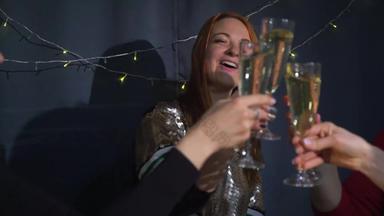 准备庆祝活动圣诞节一年节日聚会，派对年轻的女性碰杯眼镜香槟有趣的女孩使花环冷杉分支机构车间设计假期