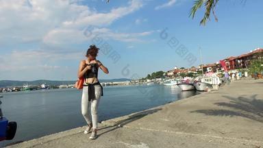 <strong>摄影照片</strong>塞西翁女摄影师需要照片海码头纳塞巴尔保加利亚