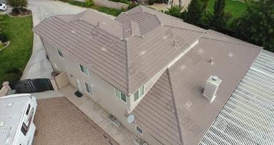 无人机无人机起重机飞行调查住宅房子屋顶瓷砖检查