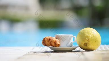 美味的早餐柠檬咖啡新月池