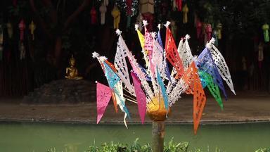 美丽的泰国传统的切割工艺旗帜装饰公共寺庙