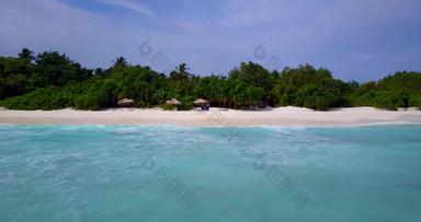 美丽的风景未遭破坏的海滩小海滩小屋水晶清晰的水含糖的白色沙子海岸东南亚洲国家