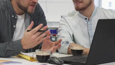 裁剪拍摄男性业务的同事们咖啡讨论工作