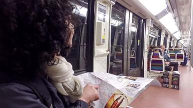 美丽的年轻的旅游女人巴黎地图地铁<strong>火车</strong>