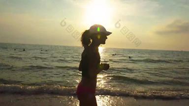 年轻的体育运动女人他订婚了体操海日出日落运行海海岸中镜头稳定摄像头稳定镜头