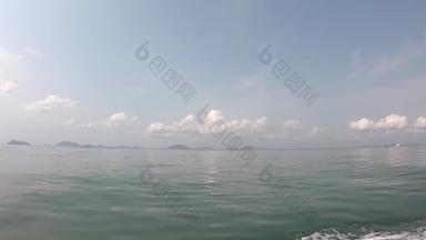 视图视频船开车海溅水背景岛云明亮的天空
