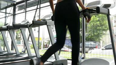 年轻的女人<strong>执行</strong>锻炼健身中心女运动员走跑步机健身房运动亚洲女孩工作健康俱乐部