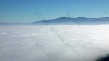 空中海雾涵盖了山范围高高度山时间孩子剪辑神奇的山景观色彩斑斓的云戏剧性的天空