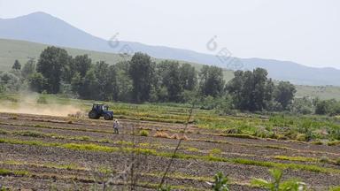 农业农民培养场拖拉机犁