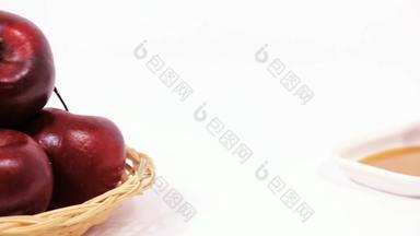 桩红色的<strong>苹果</strong>红色的<strong>苹果</strong>白色板<strong>蜂蜜</strong>孤立的白色背景