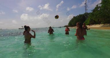 女士们比基尼玩海滩扔球游戏清晰的浅水著名的假期岛泰国