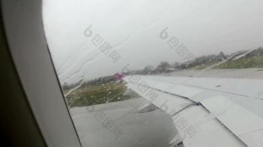 间隔拍摄<strong>飞机</strong>翼窗口视图<strong>飞机</strong>采取机场雨风暴