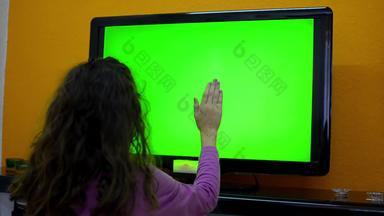 女孩聪明的无触觉的触屏手势多莉拍摄左显示电脑触屏平板电脑无触觉的技术美丽的青少年女孩使无触觉的控制聪明的触碰绿色屏幕铬关键