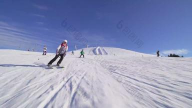 女孩滑雪滑雪山坡上瑞士阿尔卑斯山脉太阳射线耀斑可见
