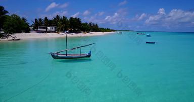 小蓝色的船浮动清晰的蓝色的水锚定白色沙子海滩加勒比