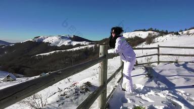 快乐女性面对相机享受冬天一天雪景观高山峰呃稳定摄像头股票视频